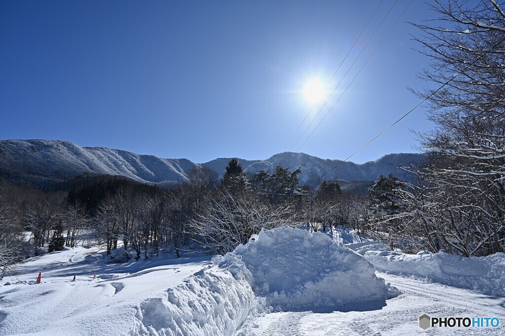 連なる冬山