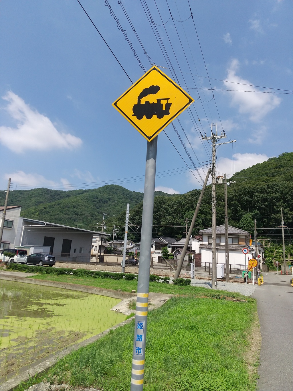 踏切ありの標識の絵が汽車