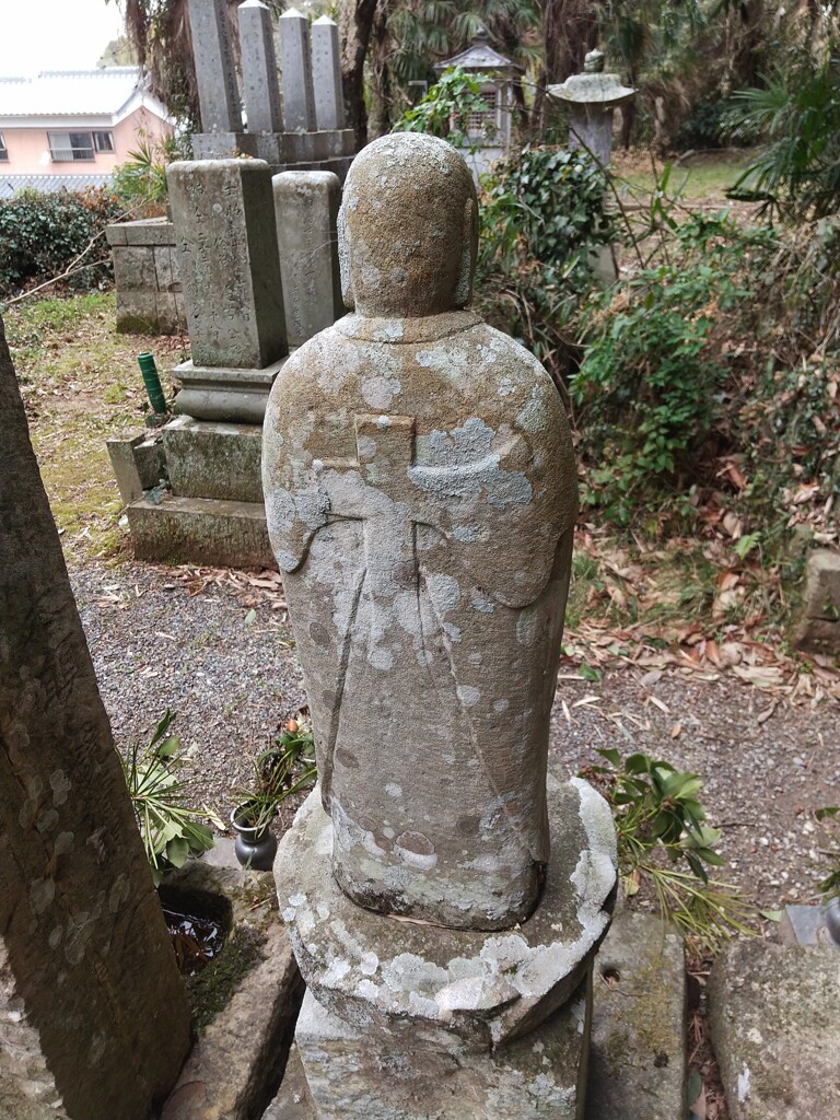 背中に十字架？が彫られた加西市某墓地のお地蔵さん