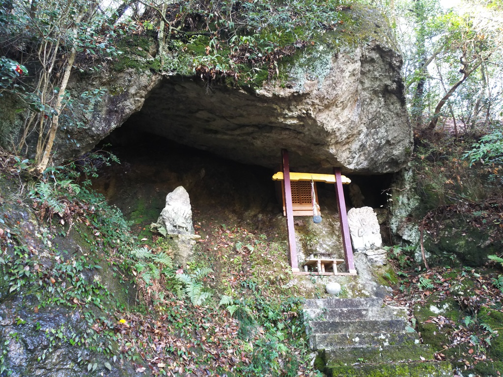 有乳山岩屋寺の毘沙門洞窟（姫路市豊富町）