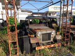 西日に照らされた廃４ＷＤ