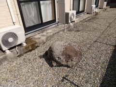 某レオパレスの物干スペースに鎮座する聖徳太子の投げ岩（鵤荘牓示石）