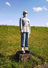 Ｈ町某所に佇立してた警官人形、これ自体が事故の原因になりそうな気が…