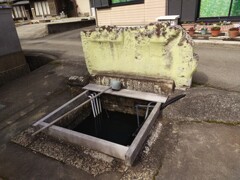 家型石棺の蓋石でツイタテがされた清明井戸