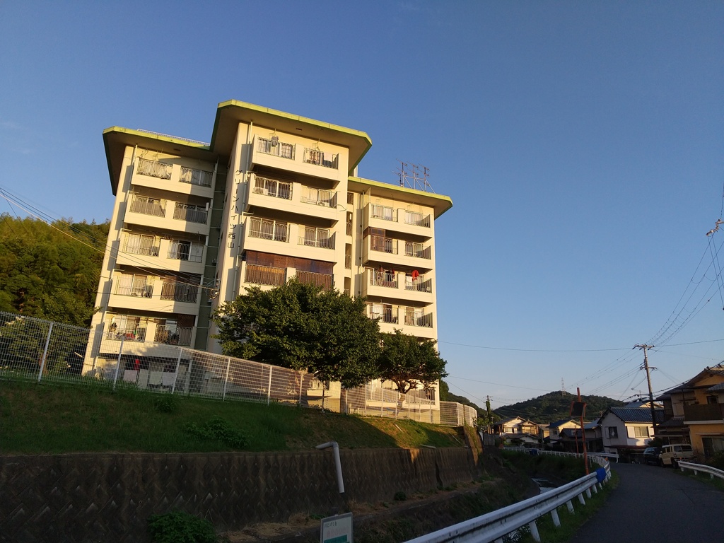 Ｈ県某所に建つ一室１６０万円で売出中の３ＤＫの物件を眺めました