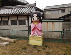 花田町の某公園に佇立する’89姫路シロトピア博のマスコットキャラクターしらさぎ姫