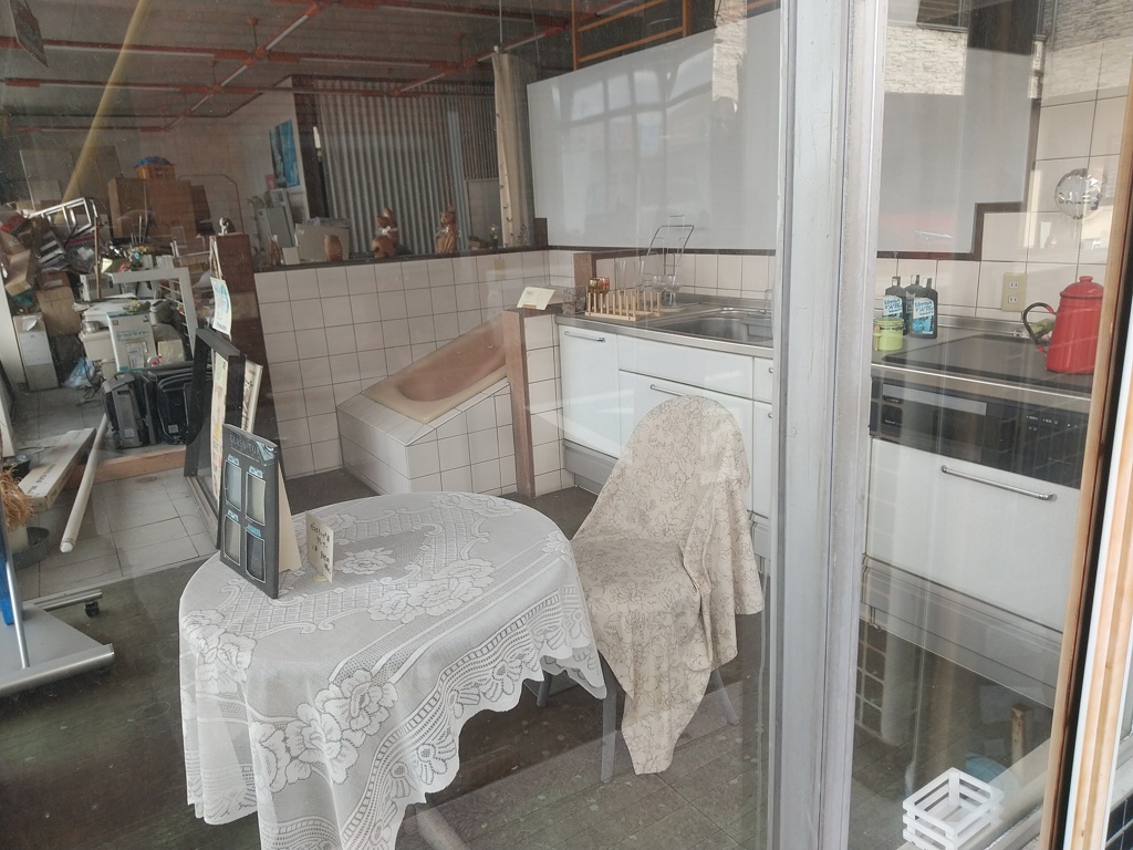 廃業したリフォーム店の展示スペースがなんかいい感じだった