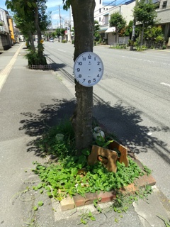 街路樹に一切の針がない掛時計、安直な現代アートっぽくて良い
