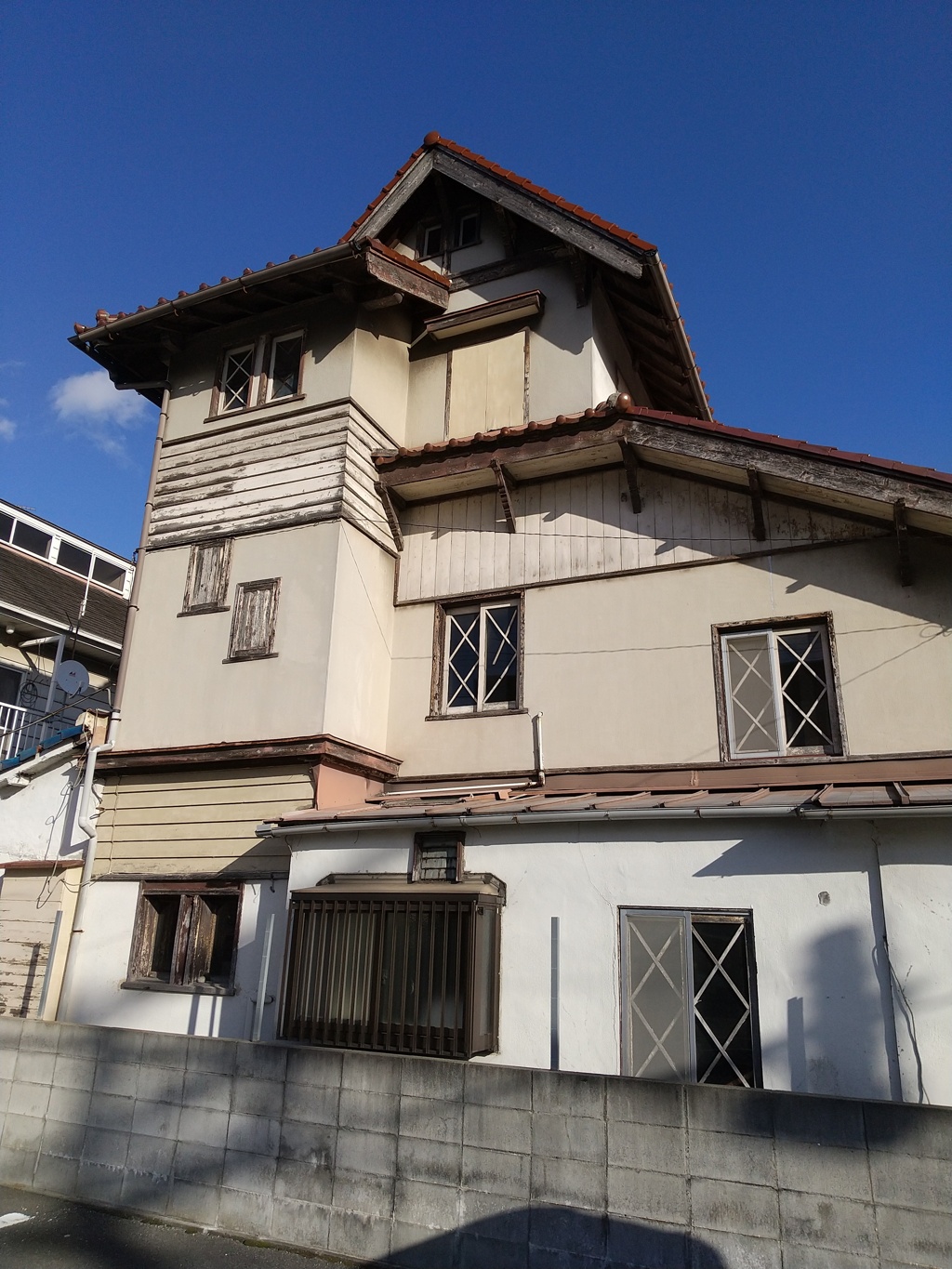 窓の多い廃洋館