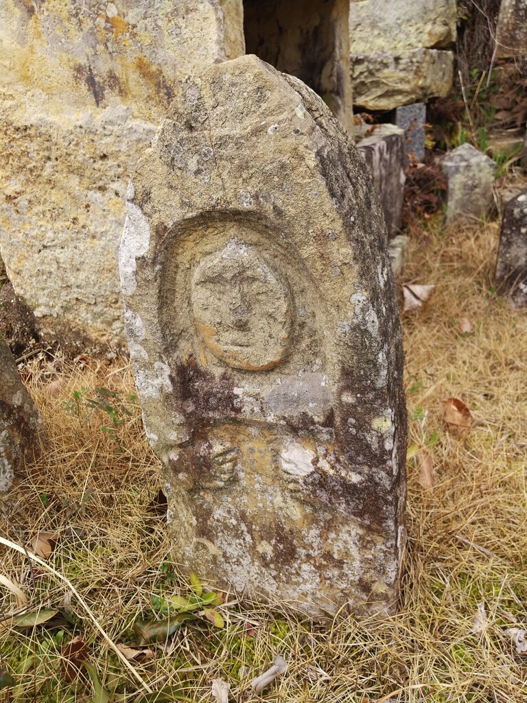 ギリシア文字のΑを象って彫られた？加西市某墓地の石仏
