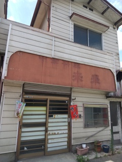 絶対やってない中華料理屋に掛けられた、ラーメン、冷やし中華の真新しい垂幕が謎