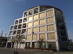 ブレードランナーに出てきそうな広畑の図書館