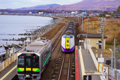 海と紅葉、鉄路の交差点