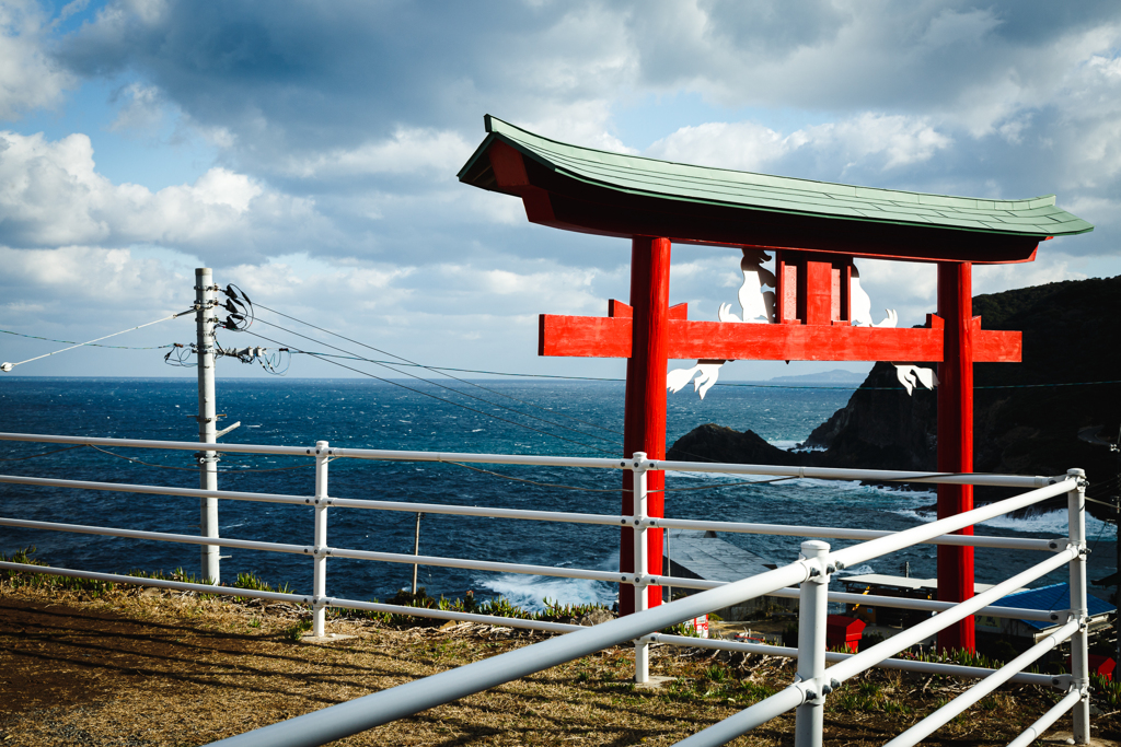 【 海と鳥居 】