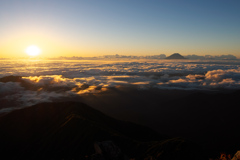 北岳山頂からの雲海の富士山と日の出 (2023.09.29)