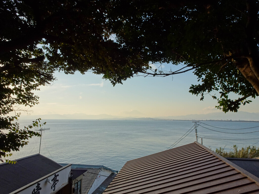 向こうに見える海