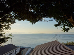 向こうに見える海