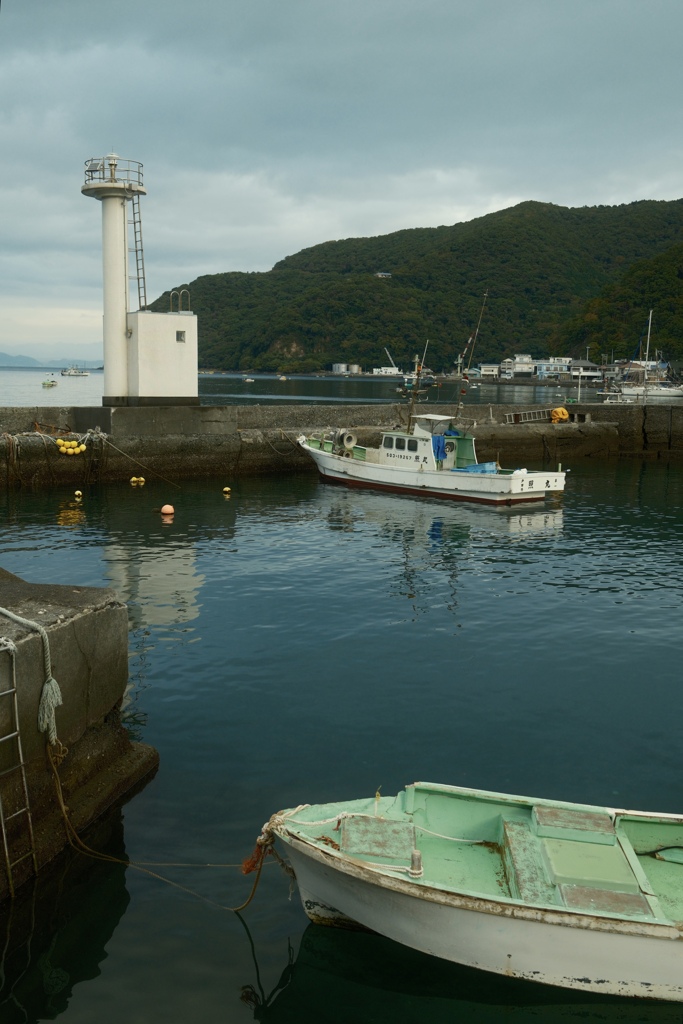 漁のない穏やかな日曜朝の漁港