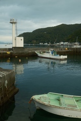 漁のない穏やかな日曜朝の漁港