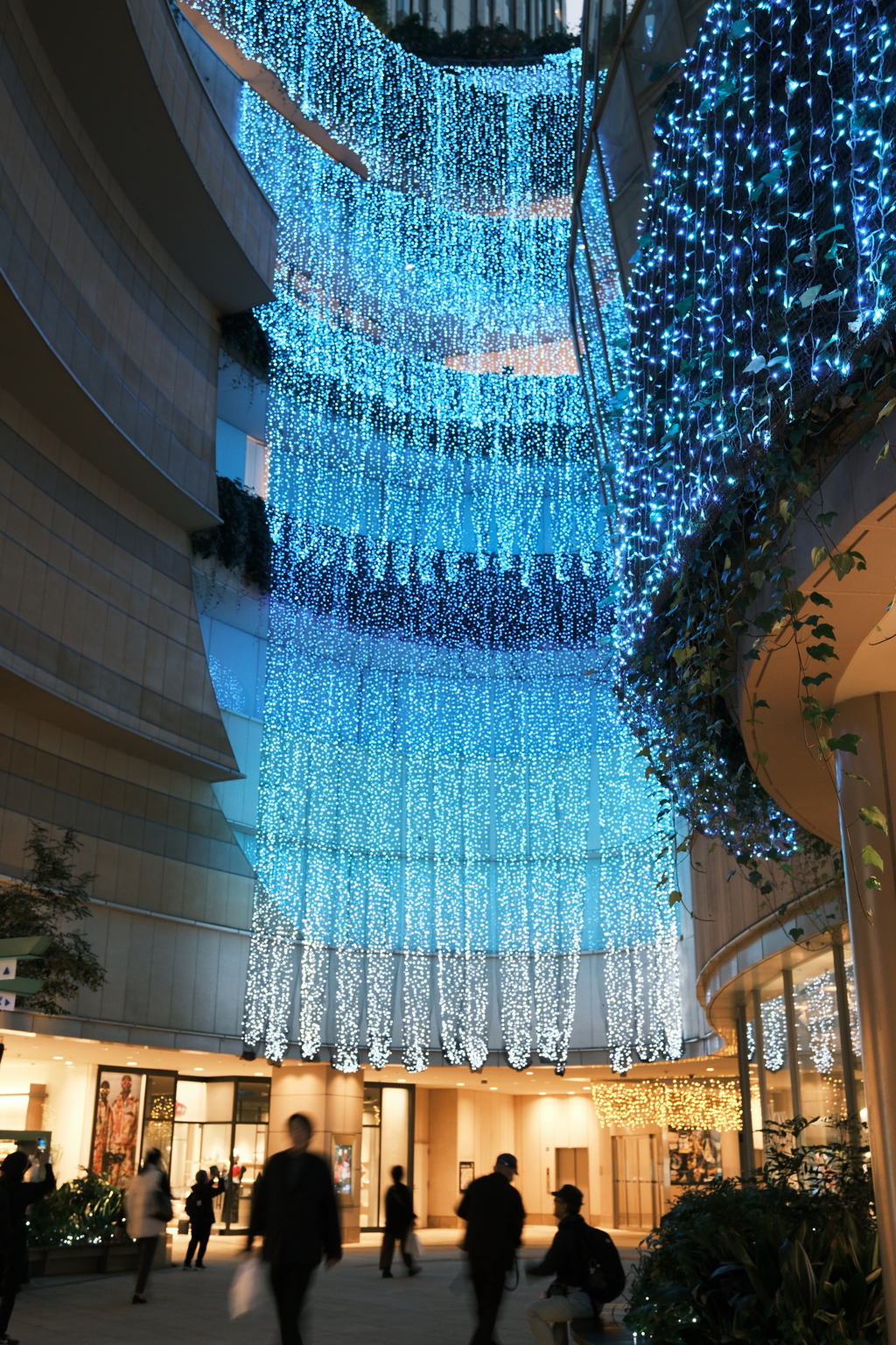 ビルの谷間に美しい滝が・・・