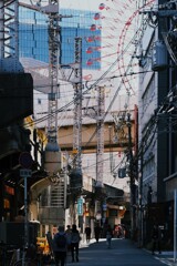 路地裏から大観覧車を望む