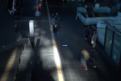 走る人