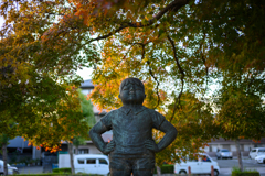胸を張る少年
