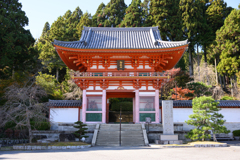 山上にそびえる真っ赤な山門