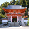 山上にそびえる真っ赤な山門