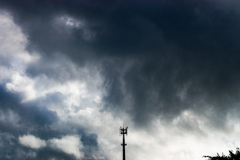リアル暗雲たちこめる