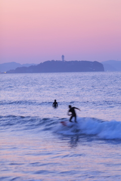 サーファーと江ノ島