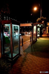 夜の電話BOXとバス停