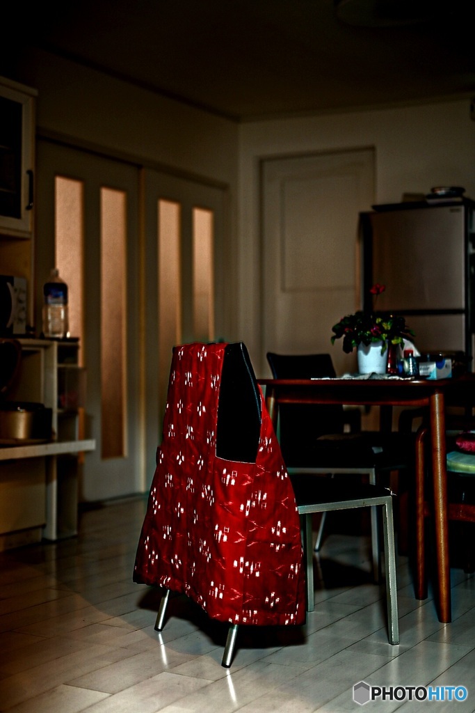 母の帰りを待つ赤いチャンチャンコ