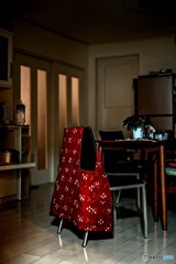 母の帰りを待つ赤いチャンチャンコ