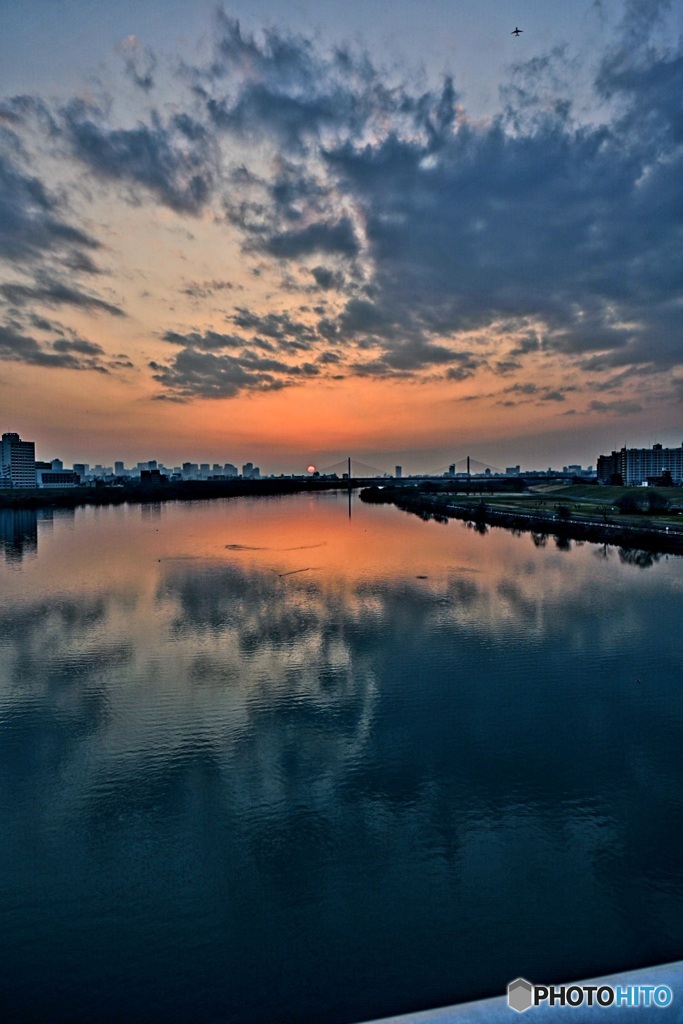 黄砂舞う淀川の夕陽