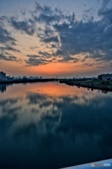 黄砂舞う淀川の夕陽