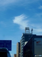 ガソリンスタンドのマークのような雲