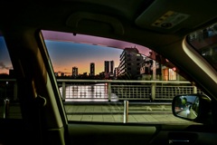 信号待ちの車内から