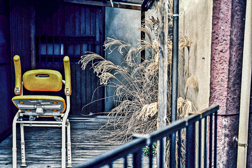 廃墟とベビーチェアー