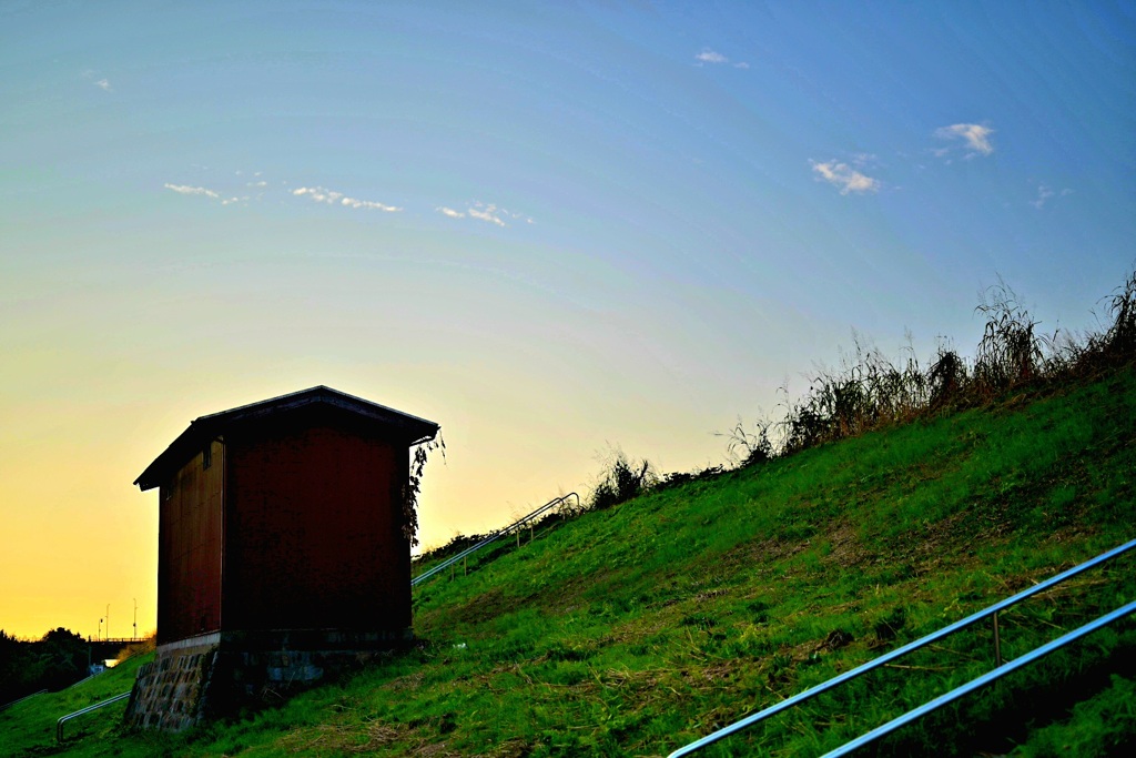 河川敷のポンプ小屋