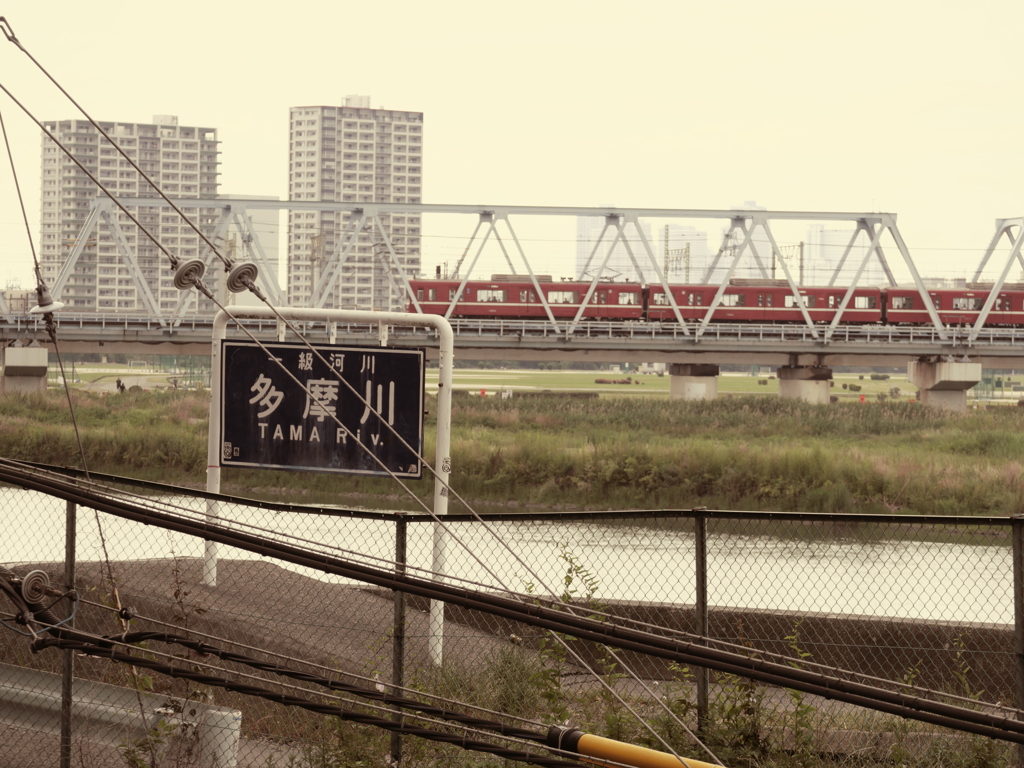 多摩川を渡る京急