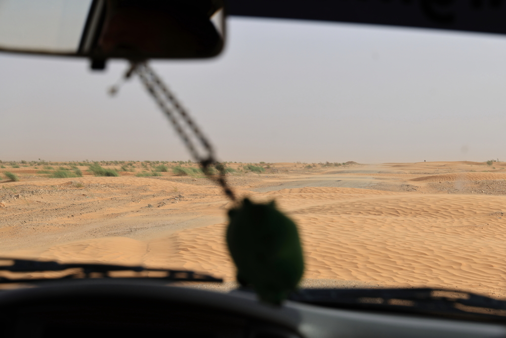 砂漠の道路を走る-2