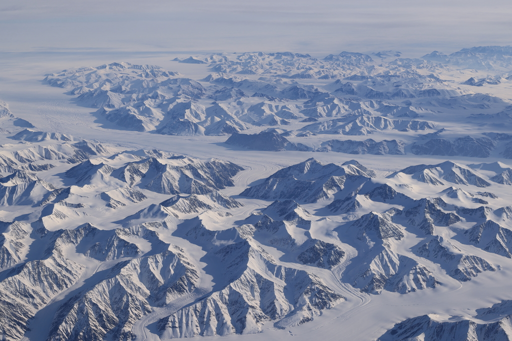 東京-パリ 雪の山と河