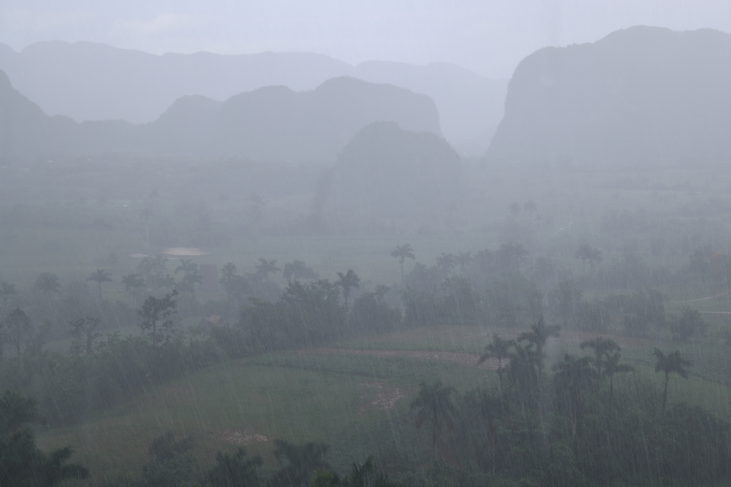 土砂降りのビニャーレス渓谷