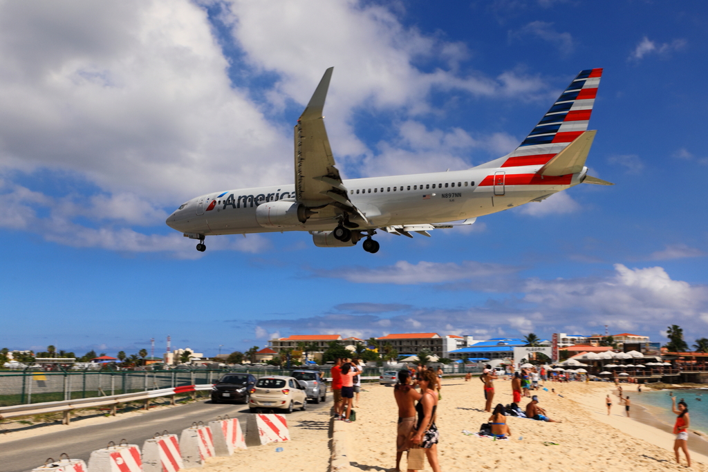 頭上の国際線着陸機