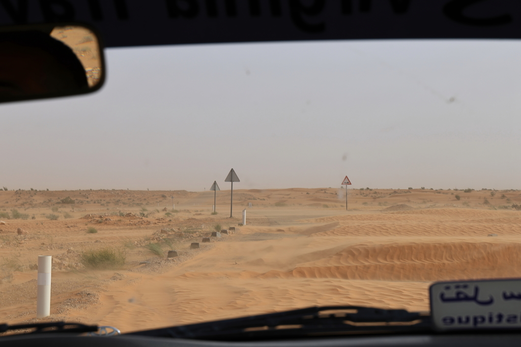 砂漠の道路を走る-1