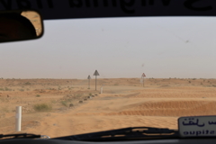 砂漠の道路を走る-1