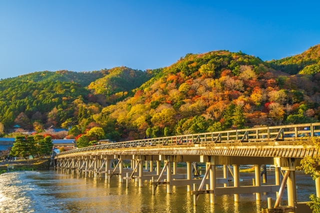 秋の渡月橋　文元達也