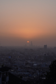 黄砂の中でも輝く夕日