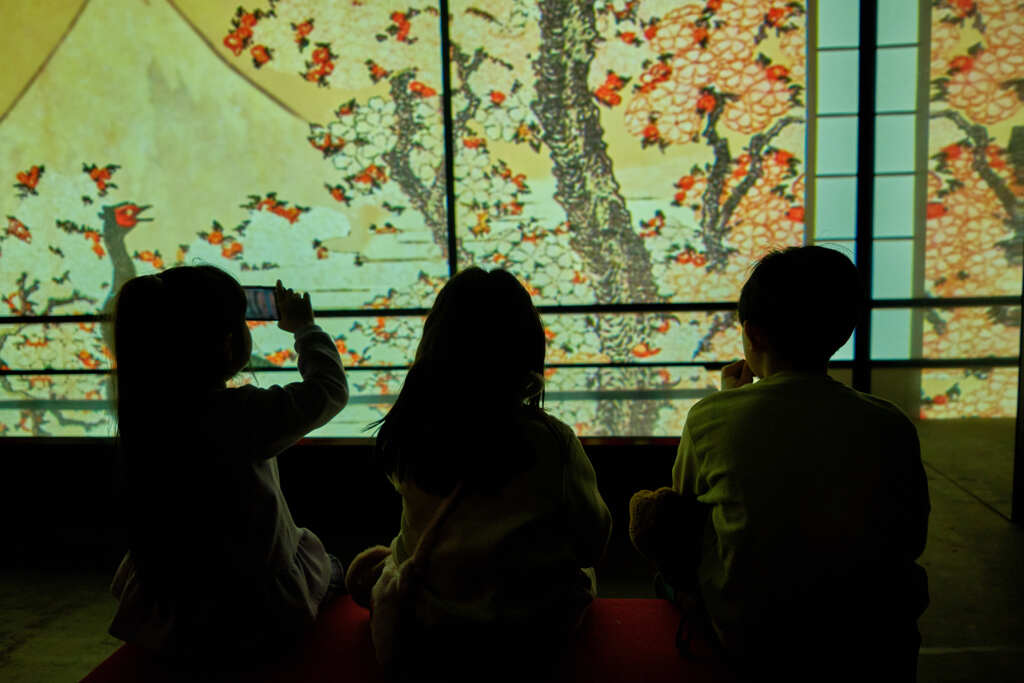 動く浮世絵と３人の子供たち